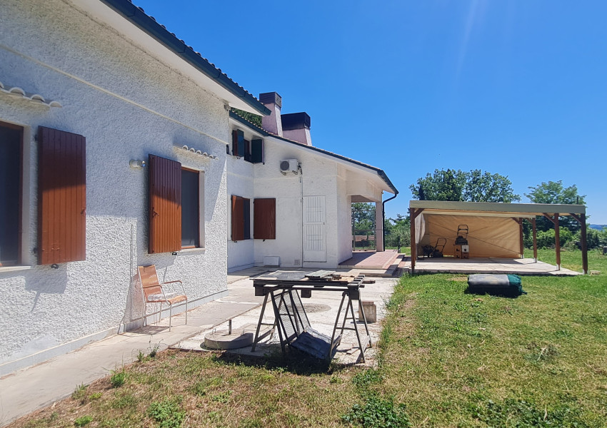 Pesaro, zona Santa Colomba, Casa Unifam. / Villa in Vendita
