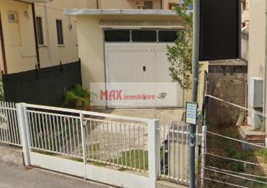 Pesaro, zona Tombaccia, Garage / Cantine / Magazzini in Vendita