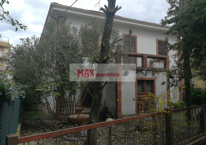 Pesaro, zona Pantano Bassa, Casa Unifam. / Villa in Vendita