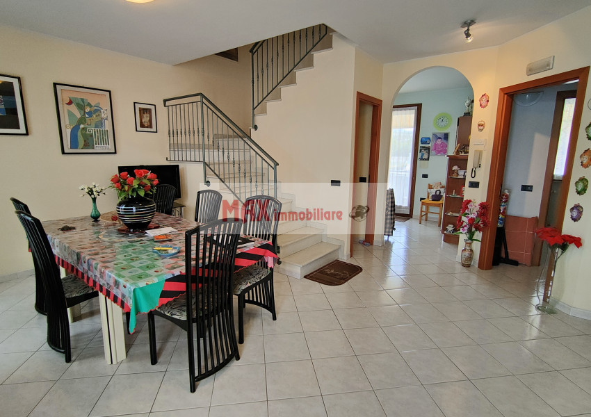 Pesaro, zona Villa Ceccolini, Casa Schiera / Porz.Casa in Vendita