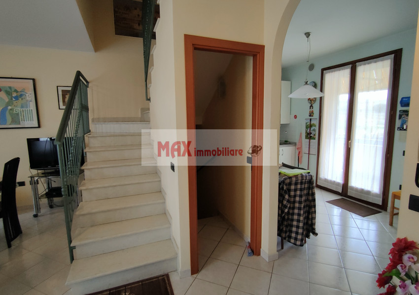 Pesaro, zona Villa Ceccolini - Casa Schiera / Porz.Casa in Vendita | Foto 2