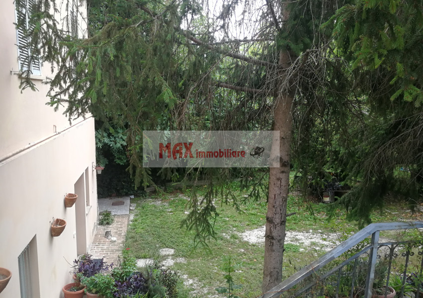Pesaro, zona Novilara - Casa Schiera / Porz.Casa in Vendita | Foto 2