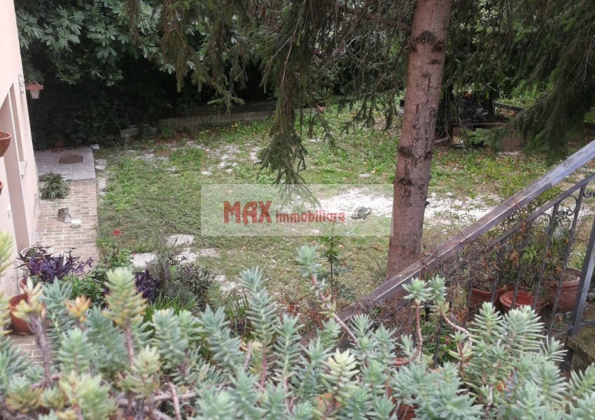 Pesaro, zona Novilara - Casa Schiera / Porz.Casa in Vendita | Foto 3