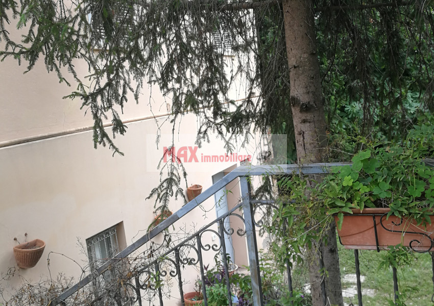 Pesaro, zona Novilara - Casa Schiera / Porz.Casa in Vendita | Foto 4