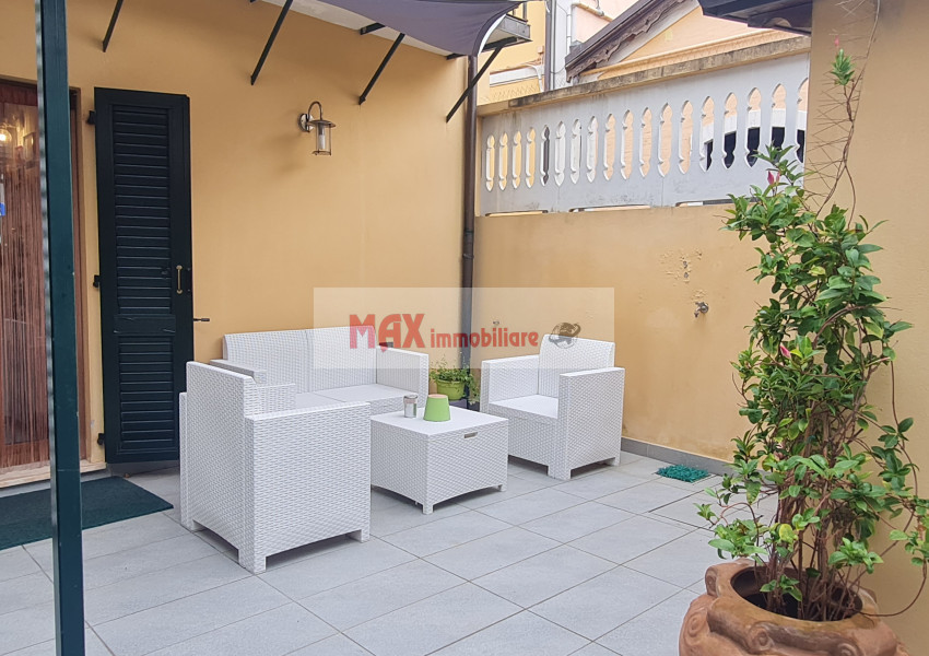 Pesaro, zona Porto - Casa Schiera / Porz.Casa in Vendita | Foto 11