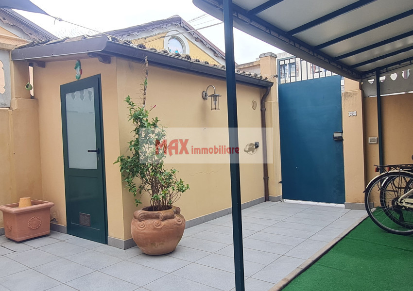 Pesaro, zona Porto - Casa Schiera / Porz.Casa in Vendita | Foto 12