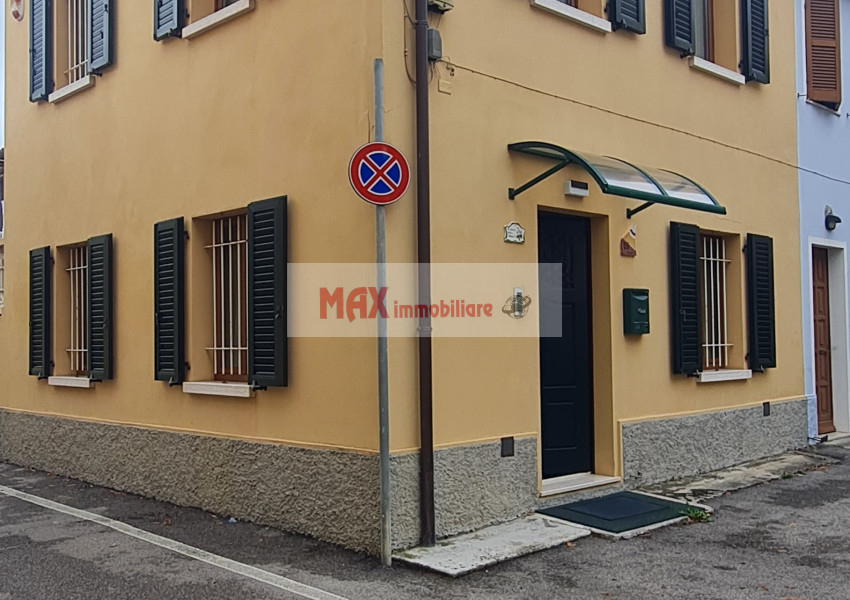 Pesaro, zona Porto, Casa Schiera / Porz.Casa in Vendita