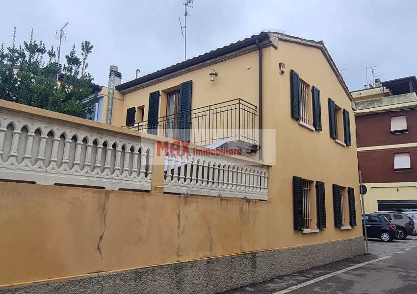 Pesaro, zona Porto - Casa Schiera / Porz.Casa in Vendita | Foto 2