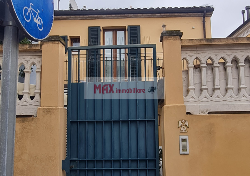 Pesaro, zona Porto - Casa Schiera / Porz.Casa in Vendita | Foto 4