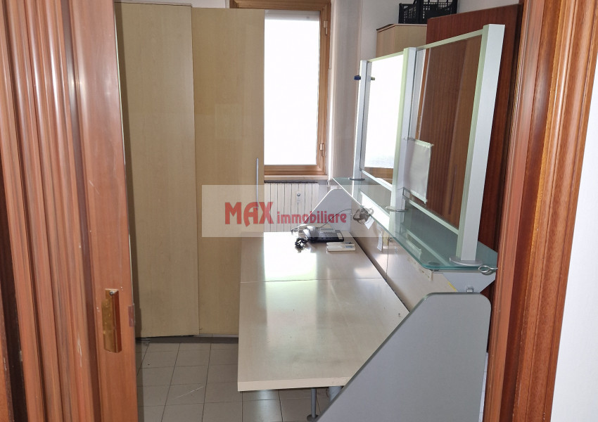 Pesaro, zona Soria - Ufficio in VenditaAffitto | Foto 2