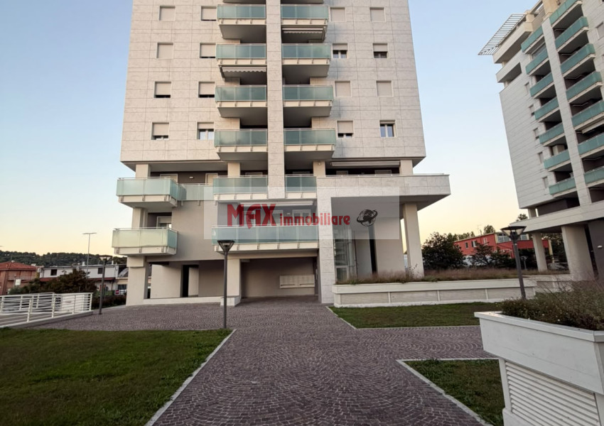 Pesaro, zona Tombaccia, Appartamento in Vendita