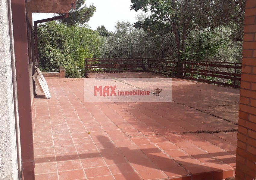 Fano, zona Roncosambaccio, Casa Unifam. / Villa in Vendita